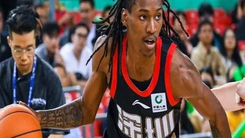 2025年2月23日中超对决：青岛海牛与青岛西海岸2-2握手言和，赛事详细比分分析